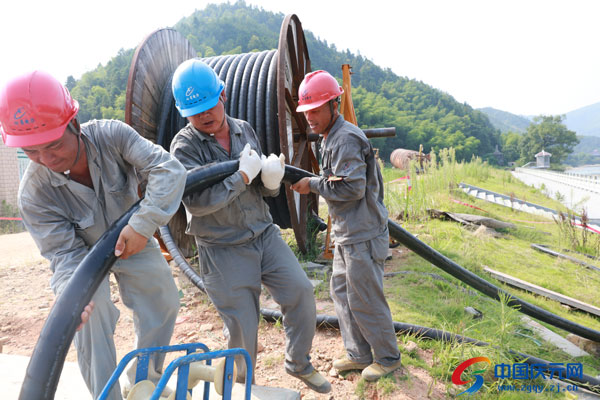 电力工人:顶酷暑安装电缆