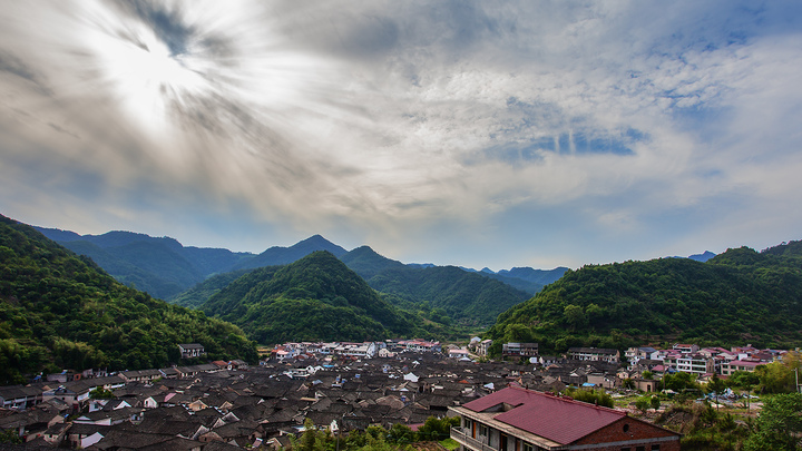 白马镇嵩溪村位于浦江县东北部,建于宋代,至今已有800多年历史;糙于