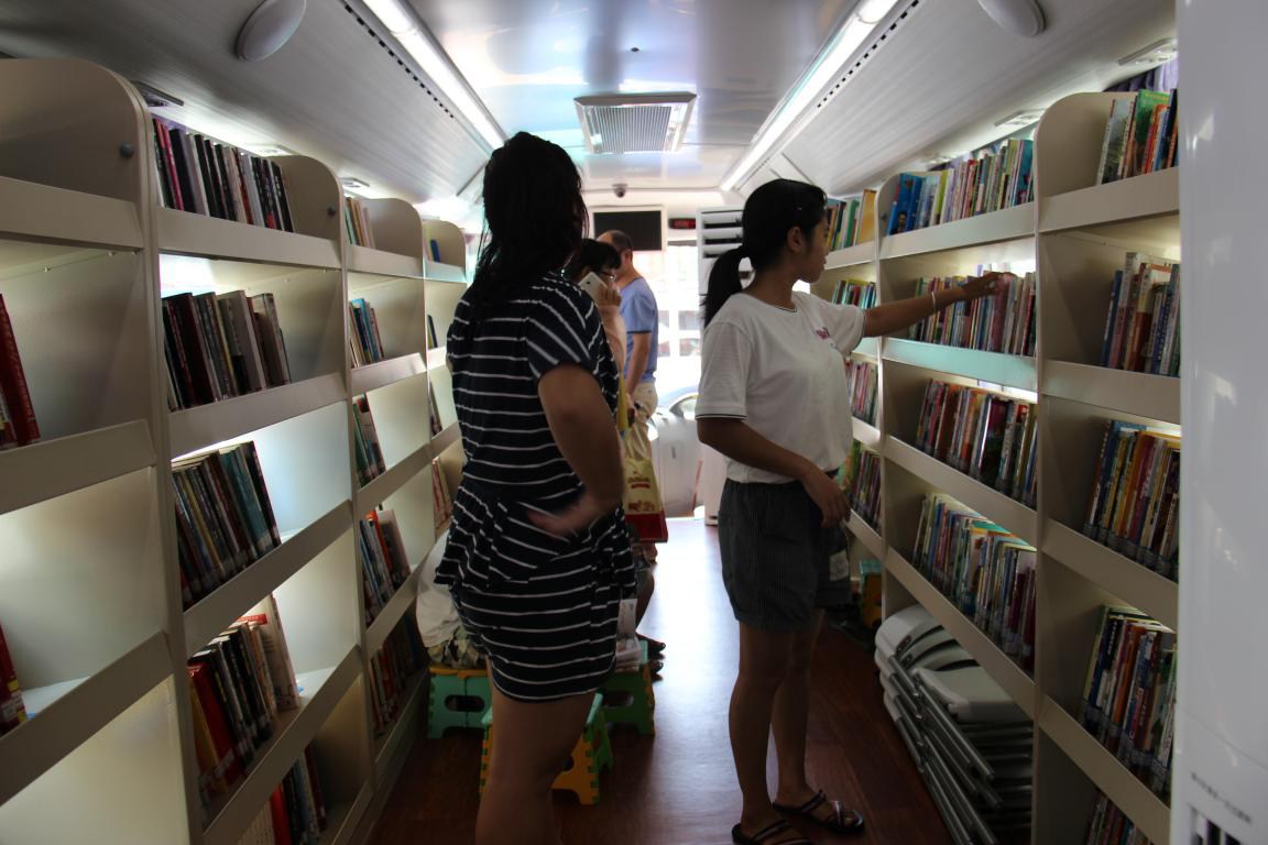 清凉小空间,书香小客车,流动图书车来桐屿了···--路桥新闻网