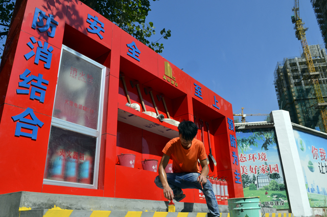 近日,记者在李渔东路看到,一个两米多高的消防台被摆放在步阳华府工地