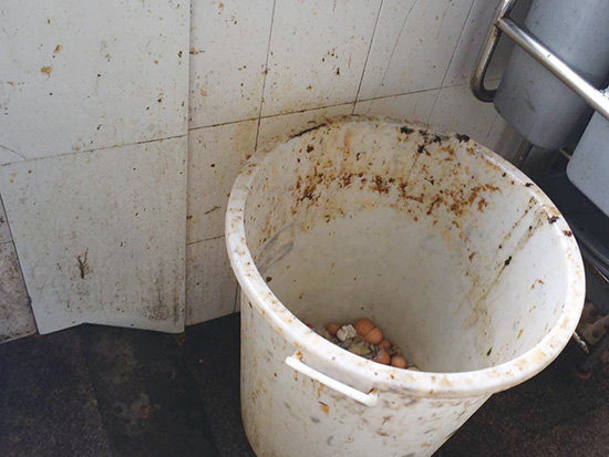 创卫警示榜:商务健康城 厨房脏乱差严重