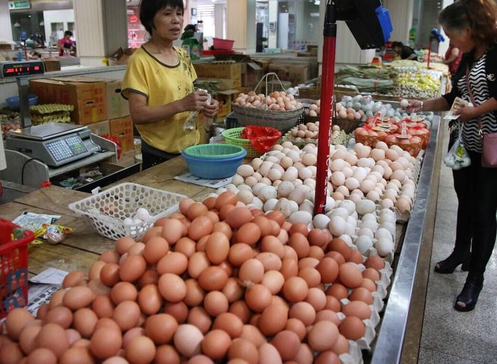 四牌楼菜市场内市民正在采购鸡蛋 葛跃进 摄