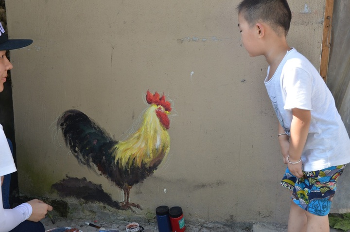 孩子眼中栩栩如生的大公鸡