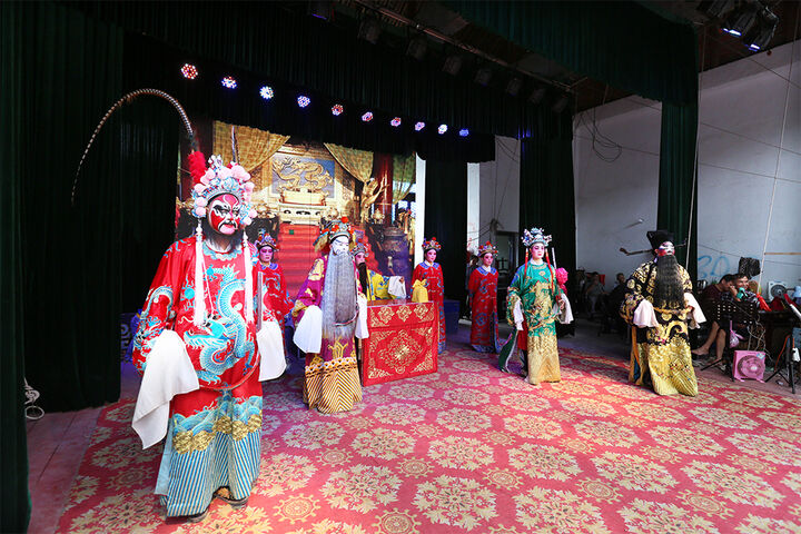 是一件大喜事,当时农村电视少,电影也没有普及,一听说有戏班子来唱戏