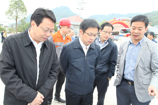 并宣布项目集中投产,县委副书记,县长沈世山主持仪式,县领导尹建中,华