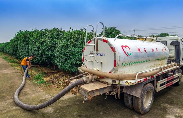 槽罐车运送沼液