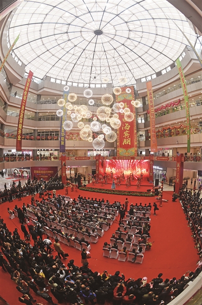 11月8日上午,随着一声"锵"的鸣锣声,现场100多门礼炮齐鸣,财富商贸城