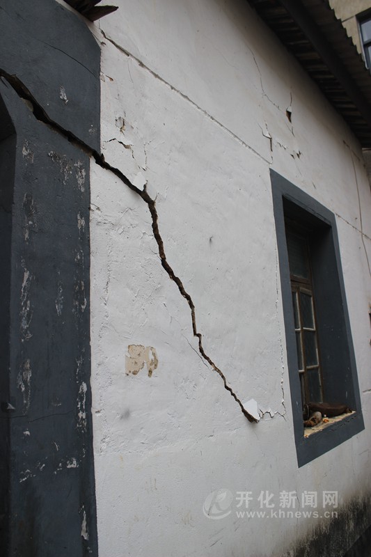 半夜一声巨响 开化一村民房屋塌陷现10米深坑