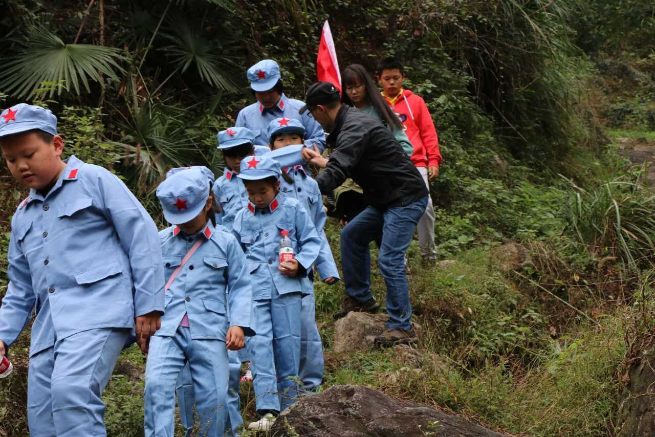 县青少年活动中心该项活动负责人夏亚敏告诉记者"重走红军岭"红色