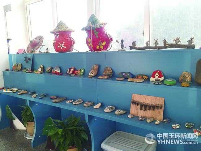 石头画已经3年了,算得上是社团里的大师姐,她最近刚制作了一个作品