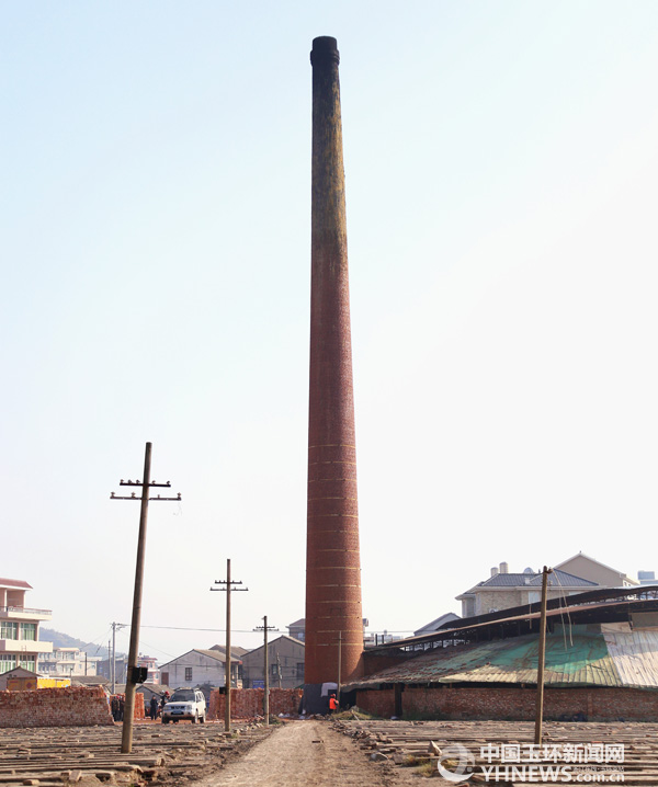 清港:外塘砖窑厂大烟囱今日上午成功爆破拆除