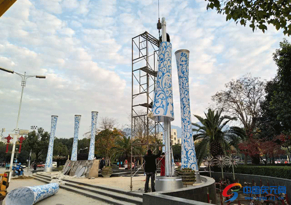 "青花瓷柱灯"高立 营造节日气氛-中国庆元网