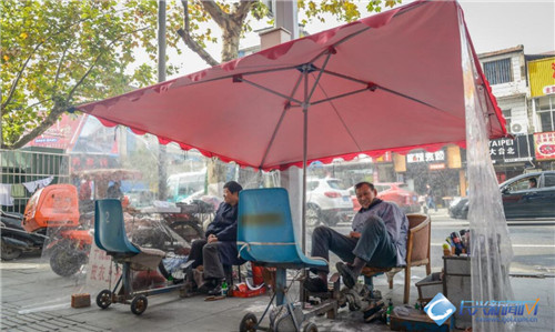李师傅已经在古城街上经营擦鞋16年,每年寒冷的冬天是街头工作者们最