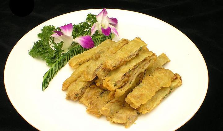 葱花肉出锅沥干油,切成条块状摆盘上桌,这就算是过年了吧.