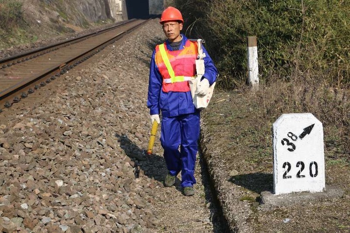 铁路巡道工:看到列车畅行很欣慰