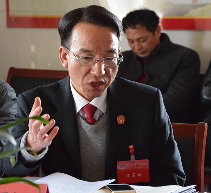 工商联二组的政协委员们在行政中心12楼东会议室,围绕县委书记管文新