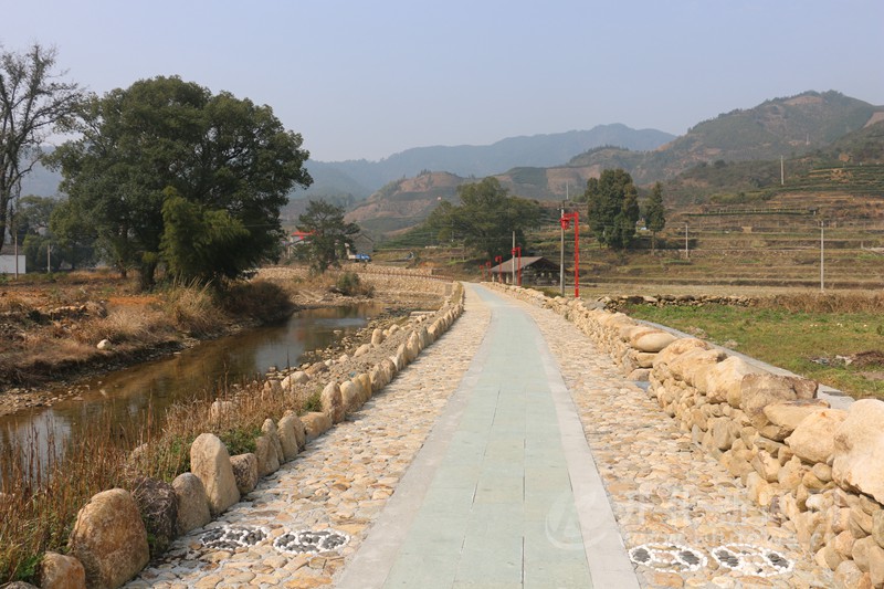 投資500餘萬元修建景觀帶,遊步道,生態堰壩,土法榨油作坊等景點,村莊