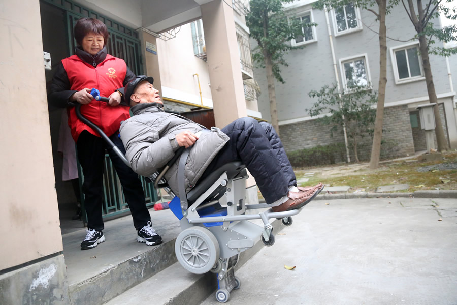 "爬楼机"助力老人上楼 养老服务供给精准化