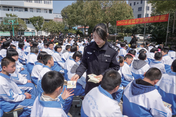 我区警方开展中学生法制教育-黄岩新闻网