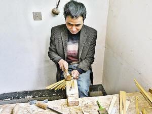 巧手翻飞扇动清风记安吉鄣吴念风轩工艺扇经营部负责人陈爱兴