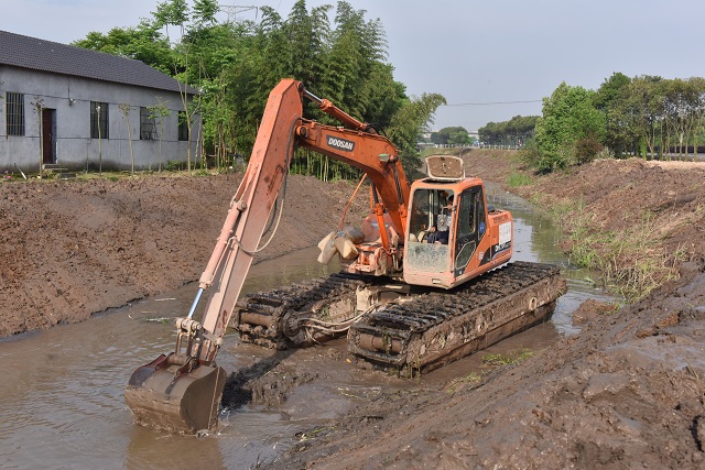 据悉,水陆挖掘机是一种适用于陆地,沼泽软地面及浅水作业的多用途挖掘