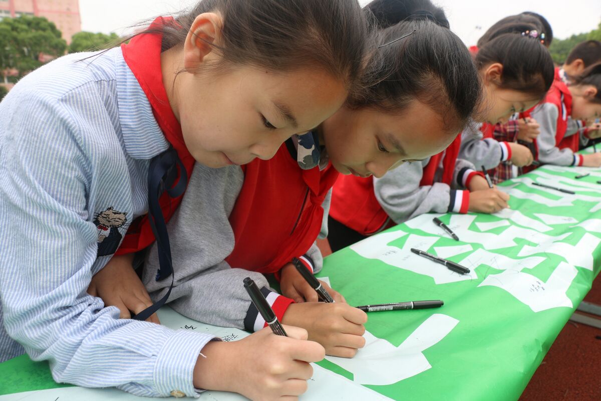 屠甸镇小举行防溺水承诺签名活动