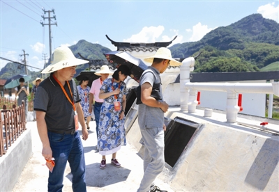 县政协委员正在白姆乡下徐宅村查看太阳能降解房使用情况