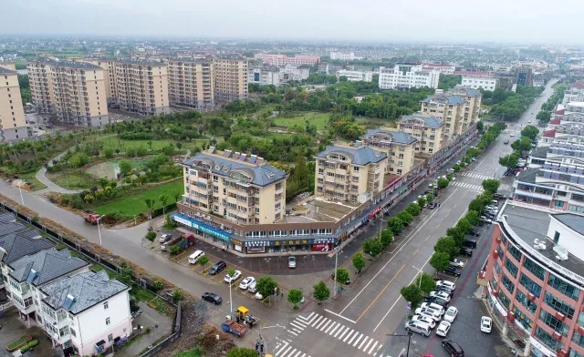 2013年,他所在的公司寻觅新的发展空间,由上海金山区朱行镇搬到了平湖