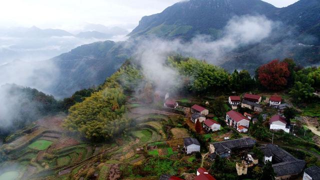 仙居小山村云雾缭绕美如画