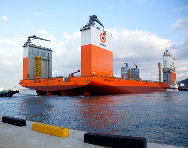 世界首艘半潜式起重船成功卸载靠泊刷新舟山港最大特殊作业船靠泊纪录