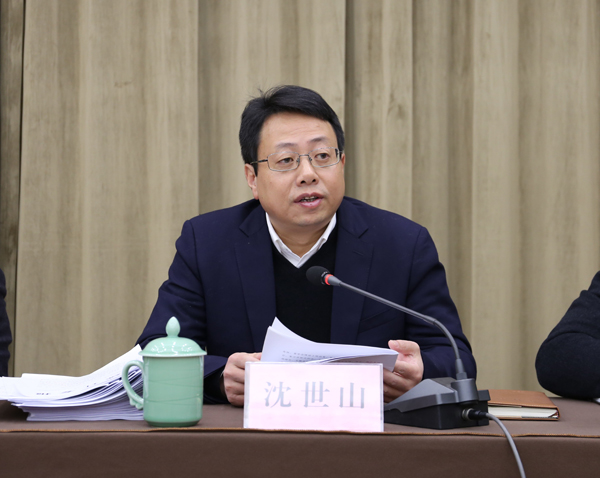 沈世山在讲话中深入分析和回顾了今年的工作.
