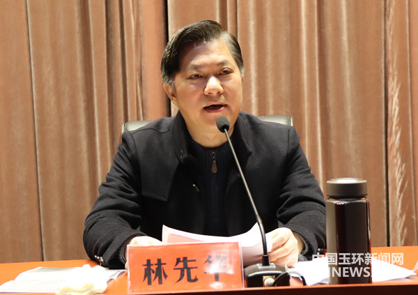 市委常委,组织部长郑志源主持开班典礼.