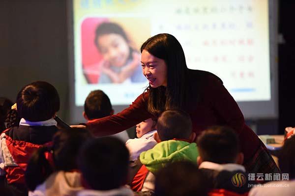 朱老师采用了"回忆活动激兴趣"对比句子引方法"视频再现出动词"