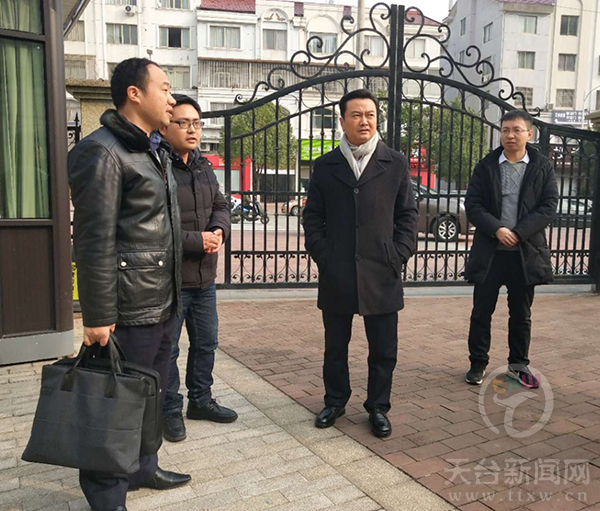 2月1日下午,县委副书记崔波带领相关部门负责人督查我县部分公共场所