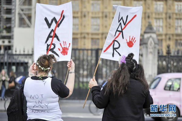 当日,英国民众在伦敦议会大厦外举行反战游行,反对英国参与对叙利亚的