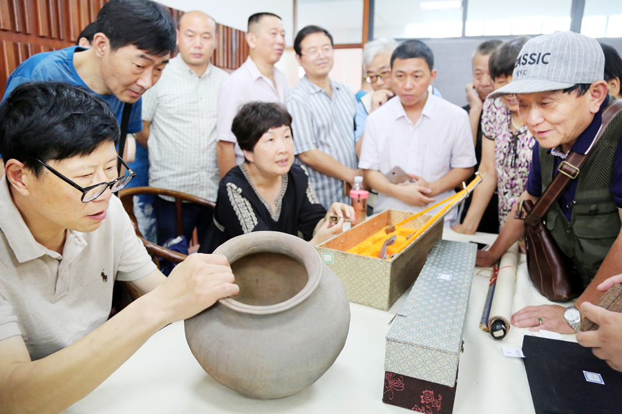 近日,嘉善县博物馆在吴镇书画院举行公益鉴宝活动,特邀浙江省文物