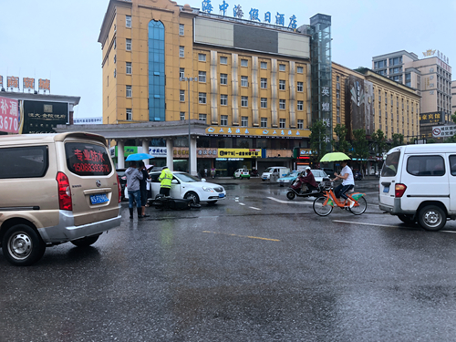 本网消息 记者 丁月剑报道:今天下午4:50分左右,明珠路轻纺城附近