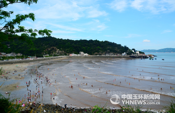 玉环:鲜迭沙滩游客旺 下海寻清凉