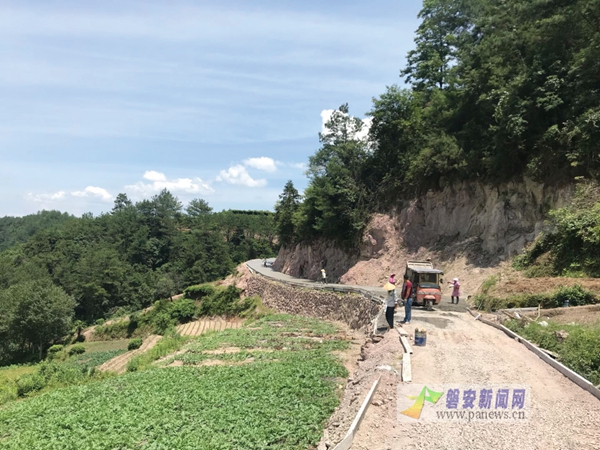 杨山村生产路硬化完工