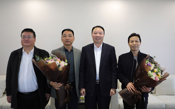 吉利集团副总裁,浙江豪情汽车制造有限公司总经理,高级经济师潘巨林时