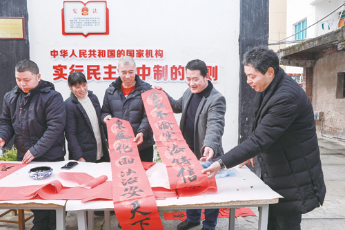 日前,塘雅镇下吴村文化礼堂开展了法治对联送村民活动.