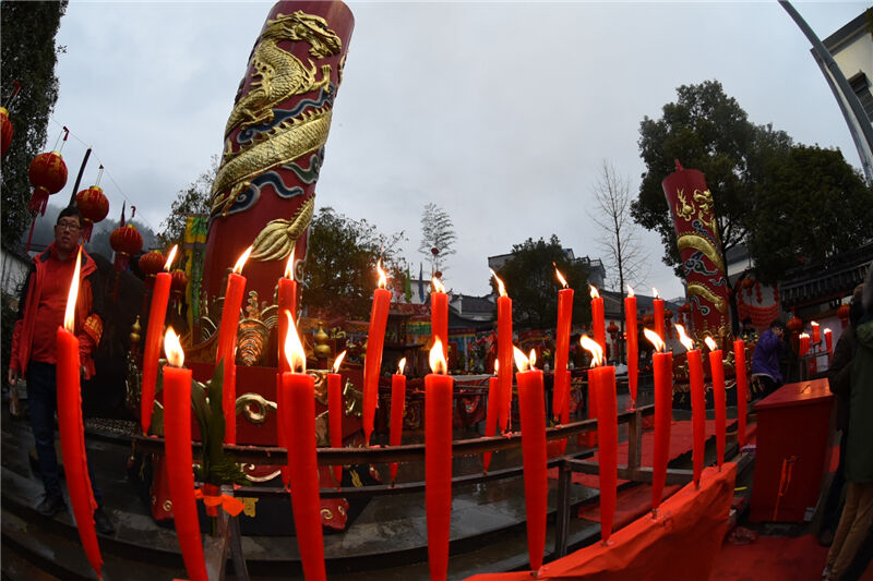 祭天地時祭品十分豐富,花果茶酒齊備,以公雞代表三牲,擺滿供桌,燭火