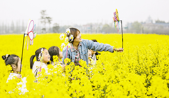 油菜花海田头闹春风十里漾童声