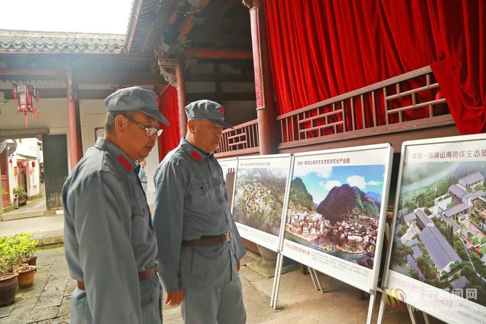 刘耀新)4月13日,缙云县紫薇小学全体党员走进遂昌红色古镇王村口,开展