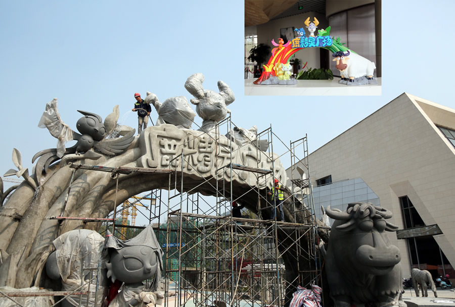 昨天,位於大雲鎮的夢東方夢幻嘉善項目,幾名工人在鹿精靈探索樂園