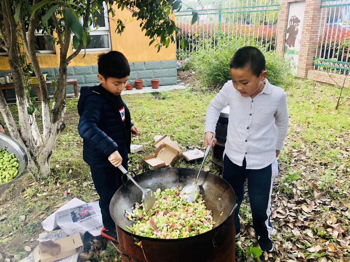 在幼儿园户外场地的一个角落进行了一次难忘的野炊活动!