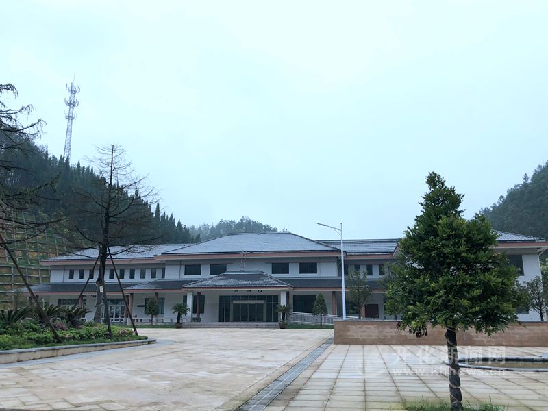 4月22日上午,在开化殡仪馆,来自大溪边乡墩南村的村民余国旺正在为