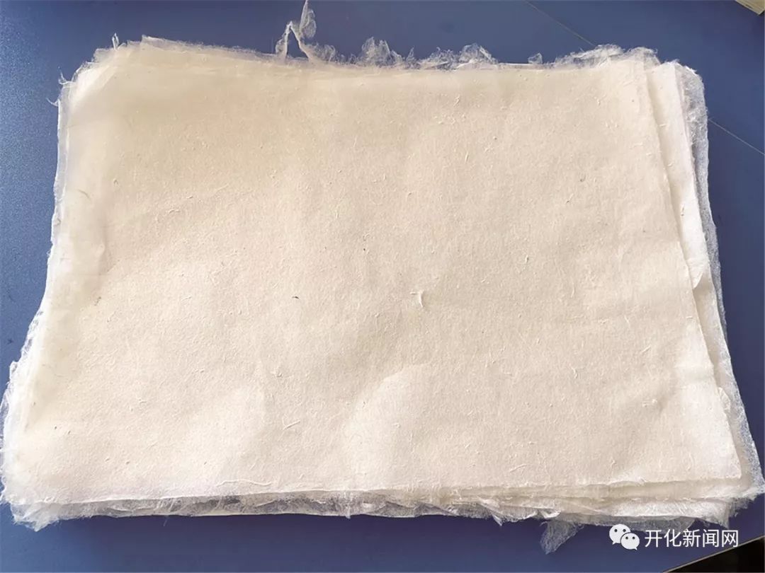 轻似蝉翼白如雪抖似细绸不闻声这群孩子凭智慧造出了学生版开化纸