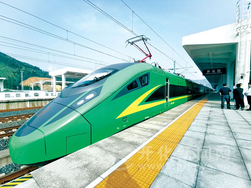 直奔上海复兴号绿巨人动车组开化首秀开跑