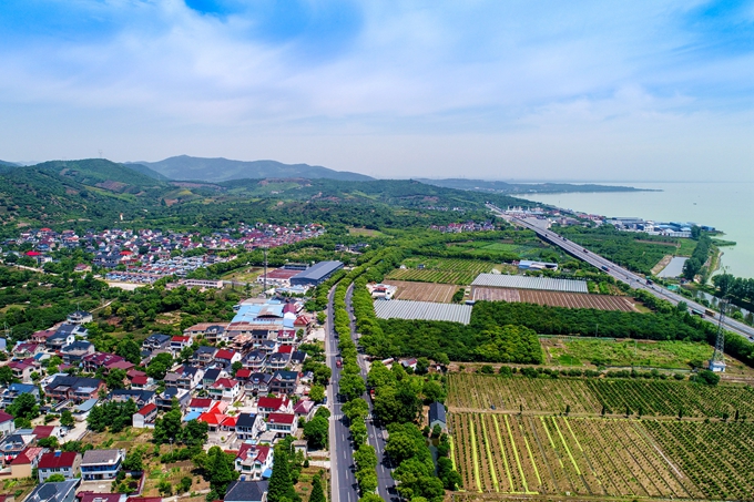 浙江在线6月3讯(浙江在线记者 谭云俸)航拍下的长兴夹浦镇父子岭村
